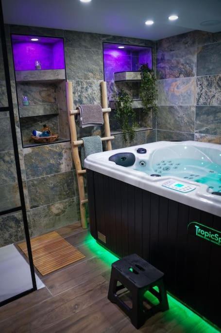 Apartamento Nuit De La Sagesse "Jacuzzi Terrasse Et Parking Prive" Ruan Exterior foto